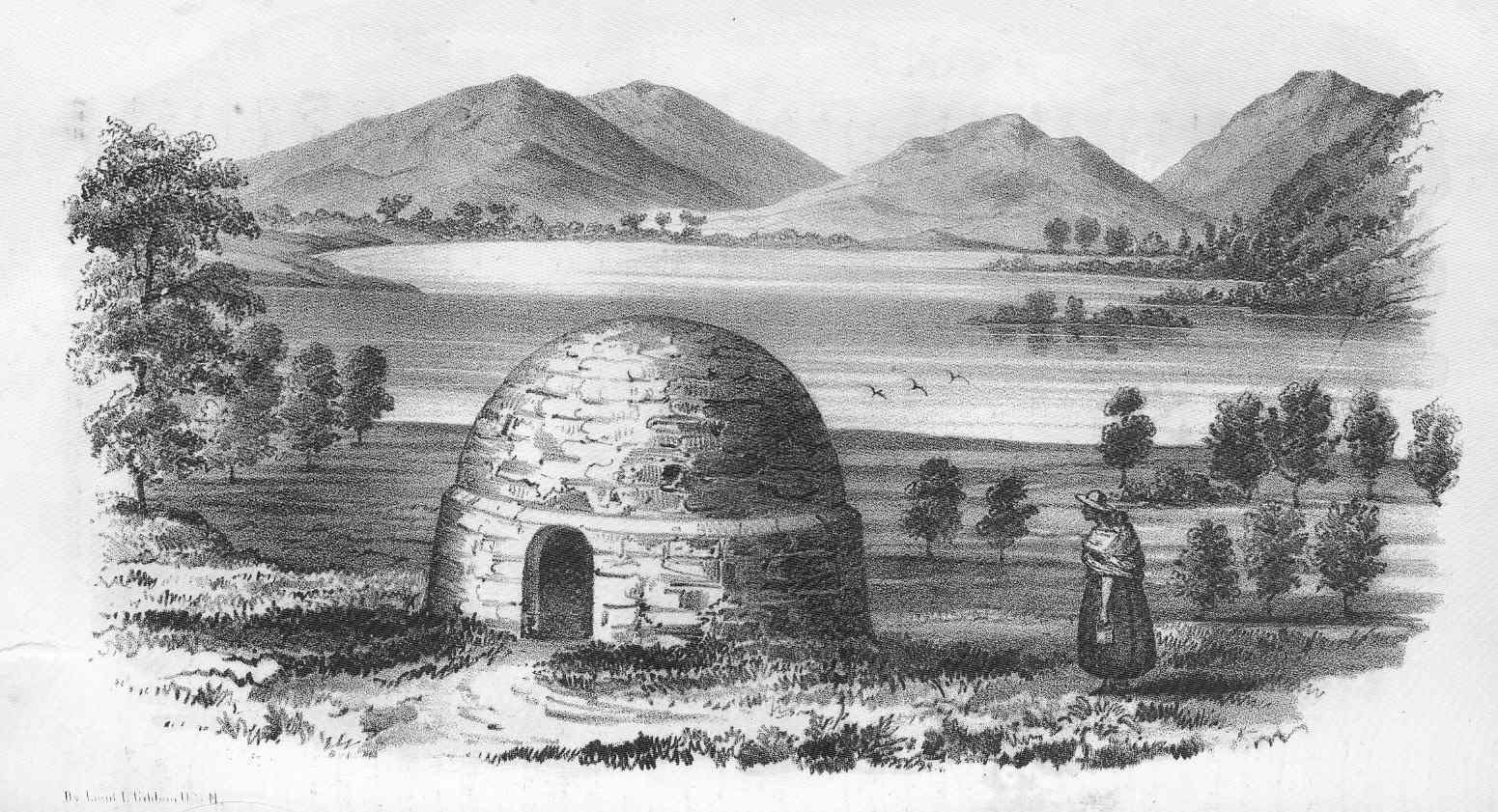 Grabado de paisaje: una construcción de piedra en forma de cúpula con una puerta baja, una figura de pie a su lado, árboles y una laguna con montañas detrás.