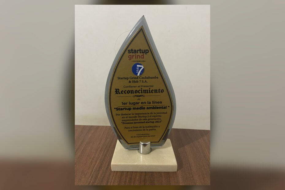 Placa del reconocimiento de los Premios Juventud Startup 2023 a Arbu