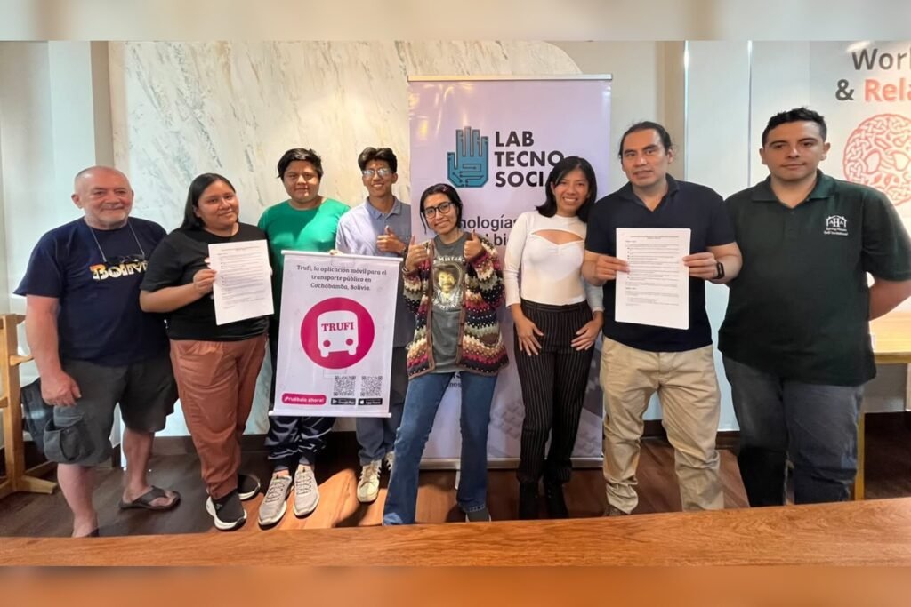 Equipos del Lab TecnoSocial y de Trufi App tras la firma de la alianza