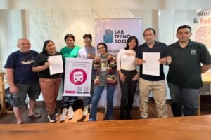 Equipos del Lab TecnoSocial y de Trufi App tras la firma de la alianza